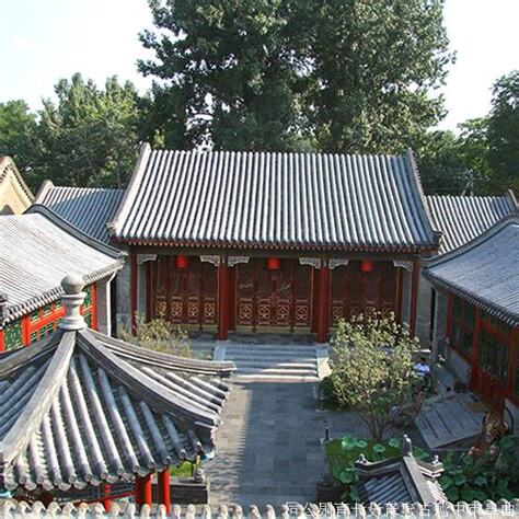 四面房屋围在一起 中间形成一个方形的院子